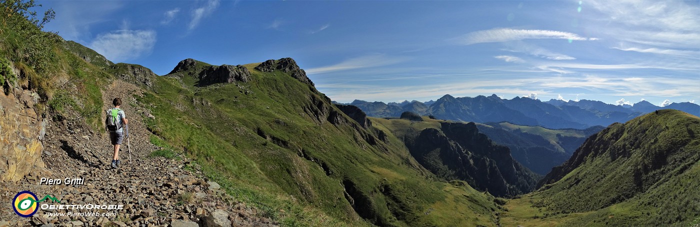 26 Salendo dal colletto del Collino alla Baita Foppa (alta) e al Mincucco a dx .jpg